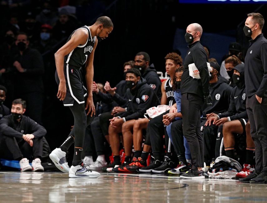El alero de los Nets de Brooklyn Kevin Durant deja el juego tras lesionarse la rodilla en el ecuentro ante los Pelicans de Nueva Orleans el sábado 15 de enero del 2022.