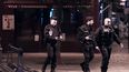 Policías franceses pasan junto al lugar donde un hombre atacó y apuñaló a varias personas en París, el 12 de mayo de 2018.&nbsp;
