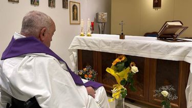 Esta foto, tomada y distribuida el 16 de marzo de 2025 por la Oficina de Prensa del Vaticano, muestra al Papa Francisco durante una misa en la capilla del apartamento del Hospital Gemelli, donde se encuentra hospitalizado por neumonía.&nbsp;