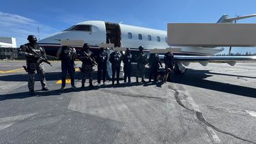 La Policía Nacional entregó hoy a los Estados Unidos a Omar Auseno B., alias Llanero y Nirama Ch.G. alias Nirama, dos de los más grandes narcotraficantes colombo-ecuatorianos, informó el ministro del Interior de Ecuador, John Reimberg.