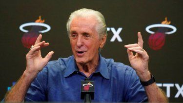 El presidente del Heat de Miami, Pat Riley, hace un gesto mientras habla durante una conferencia de prensa de final de temporada de baloncesto de la NBA, el martes 20 de junio de 2023, en Miami. 