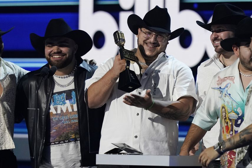 El Grupo Frontera acepta el premio Hot Latin Songs of the Year por un dúo o grupo durante los Premios Latin Billboard, el jueves 5 de octubre de 2023, en Coral Gables, Florida.