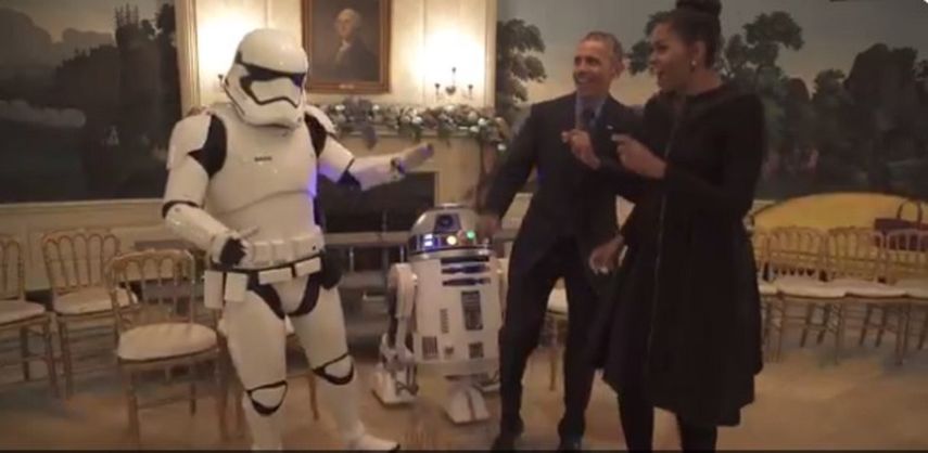 R2D2, conocido en Latinoamérica como Arturito y un Stromtroopers de Star Wars bailan junto a la pareja presidencial de los Estados Unidos (CAPTURA DE PANTALLA)