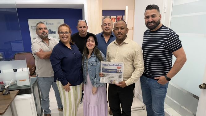 Yosmany Mayeta, durante su visita a la sede de DIARIO LAS AMÉRICAS, junto al equipo de periodistas que integran la redacción.&nbsp;