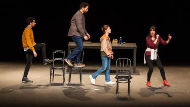 La obra Nociones básicas para la construcción de puentes, de la compañía uruguaya la Comedia Nacional / Intendencia de Montevideo, alzó el telón del Festival Internacional de Teatro Hispano de Miami.