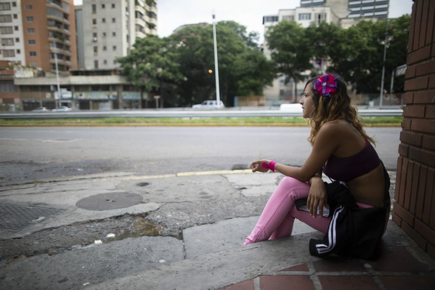 Una trabajadora sexual que no quiso dar su nombre espera clientes en Caracas, Venezuela, el jueves 11 de junio de 2020. La joven de 24 a&ntilde;os dijo que cada vez ve m&aacute;s menores de edad ejerciendo la prostituci&oacute;n, de las cuales se mantiene lejos para no ser acusada de corromper a menores. Esas ni&ntilde;as est&aacute;n solas en las calles&rdquo;, dijo.