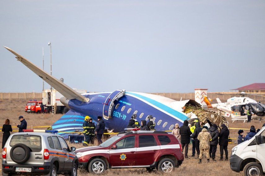 Los especialistas en emergencias trabajan en el lugar del accidente del avión de pasajeros de Azerbaijan Airlines, cerca de la ciudad de Aktau, en el oeste de Kazajstán, el 25 de diciembre de 2024.  