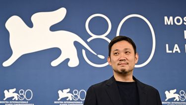 El director japonés Ryusuke Hamaguchi posa durante la sesión fotográfica de la película Aku Wa Sonzai Shinai (El mal no existe) presentada en competición en el 80º Festival de Cine de Venecia el 4 de septiembre de 2023 en el Lido de Venecia.