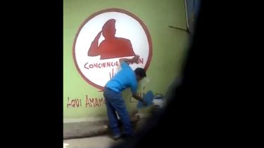 Un grupo de personas se disponen a pintar un mural de Chávez, como protesta a la imposición de las ideas políticos del ex gobernante venezolano.