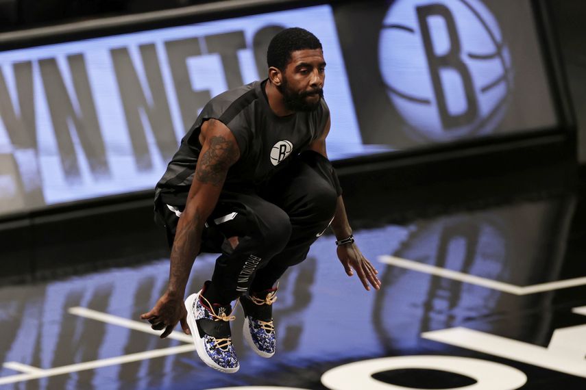 El base Kyrie Irving, de los Nets de Brooklyn, calienta antes del partido frente a los Hawks de Atlanta, el viernes 1 de enero de 2021, en Nueva York.&nbsp;