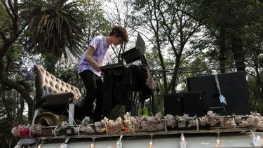El cantautor mexicano Leon Leiden durante un concierto en el Parque México, en la Ciudad de México el 23 de abril de 2021. Leiden lanzó su álbum debut El morro que hace música el viernes.&nbsp;