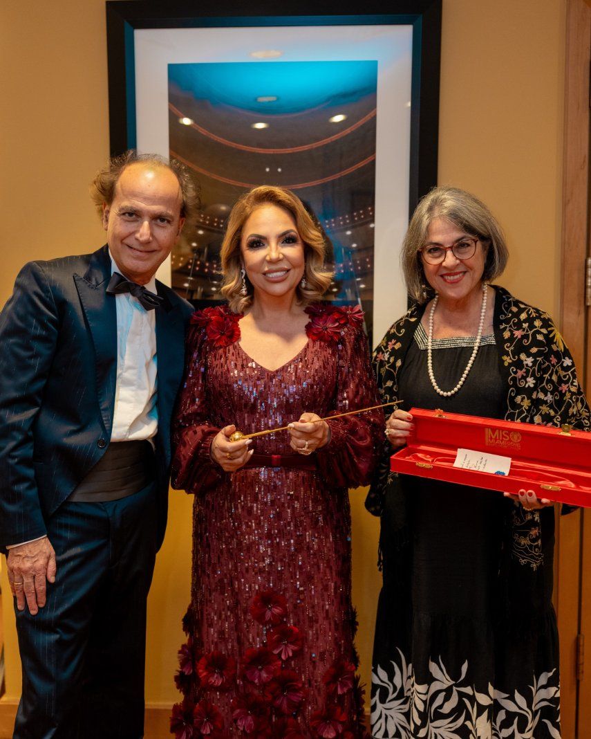 Tatiana Guiribitey (centro), junto a Eduardo Marturet, director de MISO, y la alcaldesa de Miami-Dade, Daniella Levine Cava.