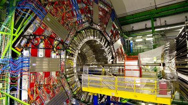 Acelerador de partículas que se utiliza para investigaciones en física de altas energías.