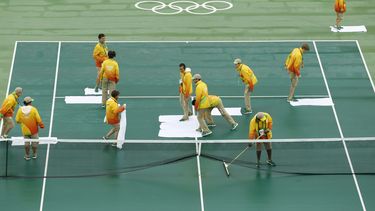 Trabajadores trabajan en el secado de la cancha principal del&nbsp;Centro Olímpico de&nbsp;Tenis&nbsp;