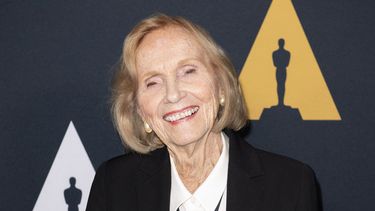 La actriz estadounidense Eva Marie Saint llega a la ceremonia de entrega de las becas Academy Nicholl Fellowships in Screenwriting, el 7 de noviembre de 2019, en el teatro Samuel Goldwyn de Beverly Hills, California.
