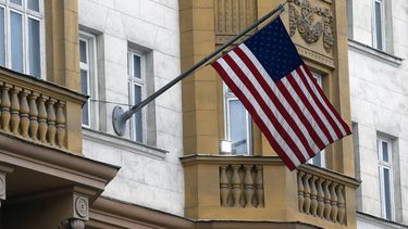Vista de la bandera estadounidense en el edificio de la embajada del país en Moscú.