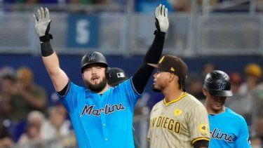 Jake Burger de los Marlins de Miami reacciona luego de impactar un sencillo durante la primera entrada del juego de béisbol ante los Padres de San Diego, el domingo 11 de agosto de 2024, en Miami.&nbsp;