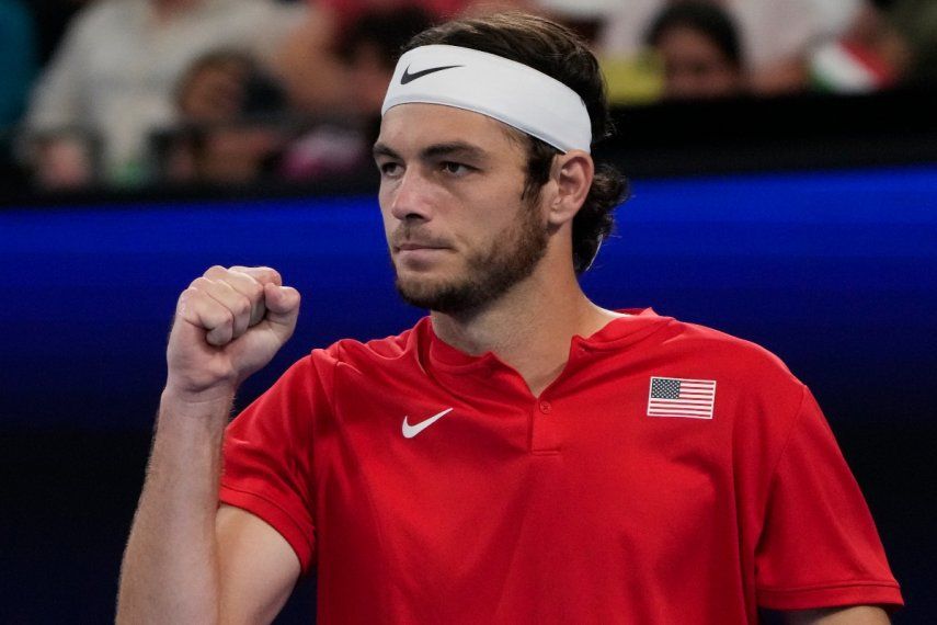 El estadounidense Taylor Fritz celebra después de ganar el primer set de su partido ante el italiano Matteo Berrettini en la final de la United Cup, el domingo 8 de enero de 2023, en Sídney.