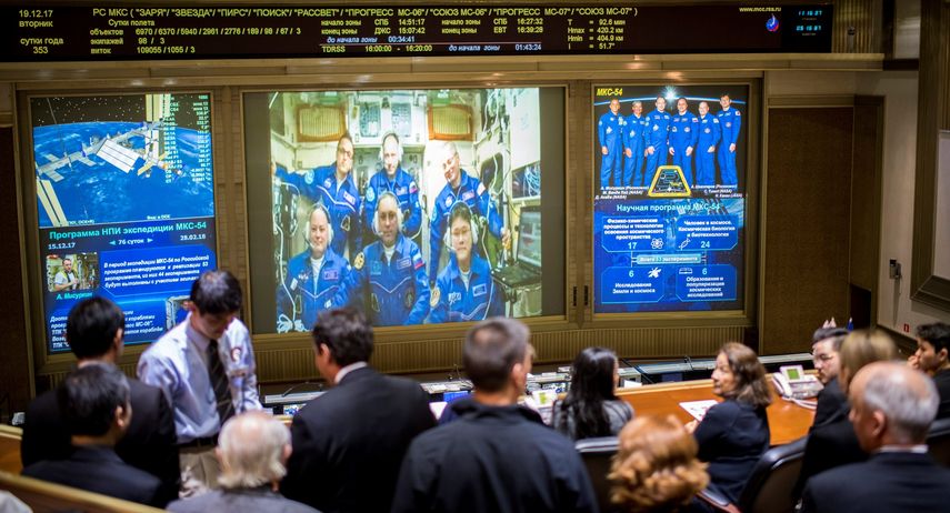 Familiares y amigos de los tripulantes de la nave rusa Soyuz MS-07 observan el proceso. 