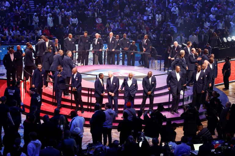 75 de los jugadores más importantes en la historia de la NBA se reunieron en el escenario durante el medio tiempo del Juego de Estrellas de la NBA, el domingo 20 de febrero de 2022, en Cleveland. 