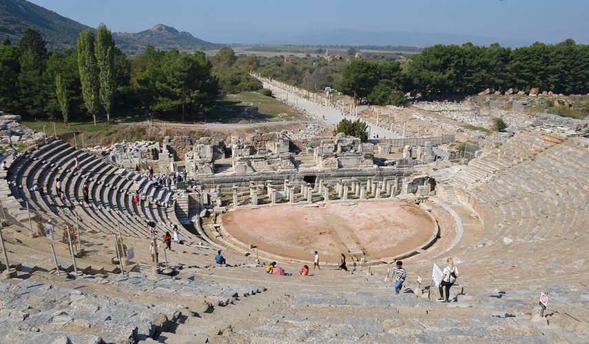 El gran teatro que mira al mar Egeo.