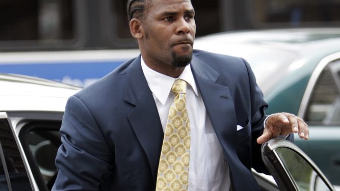 R. Kelly llega al edificio del Tribunal Penal del condado de Cook, en Chicago, el 13 de junio de 2008.&nbsp;