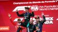El piloto italiano Kimi Antonelli, ganador de la carrera Mercedes, es levantado por el piloto británico Lewis Hamilton (izquierda) y el técnico compuesto por equipos senior de carreras de Mercedes, Dean Hale, cuando el piloto holandés Max Verstappen, se une a la celebración en el podio al final del Gran Premio de Fórmula 1 de Canadá de 2026
