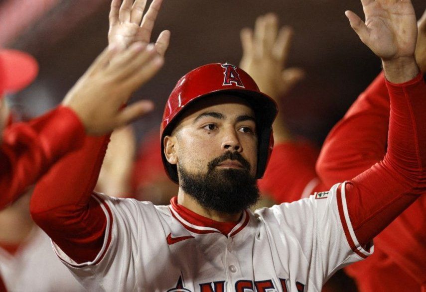 Anthony Rendón #6 de los Angelinos de Los Ángeles recibe felicitaciones en el dugout tras anotar una carrera en base por Taylor Ward #3 durante la quinta entrada contra los Rays de Tampa Bay en el Angel Stadium de Anaheim el 8 de abril de 2024 en Anaheim, California.&nbsp;