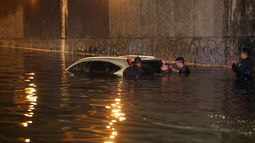Personal de Protección Civil y policía trabajan en las zonas inundadas en Ciudad de México.