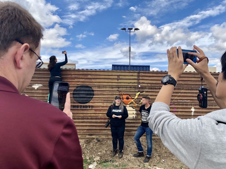 Los turistas se tomaban fotos durante su visita al prototipo del muro fronterizo.&nbsp;