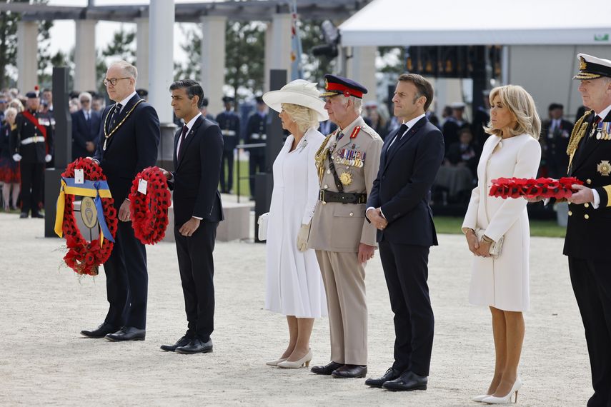 El primer ministro del Reino Unido, Rishi Sunak, el rey Carlos III, la reina Camilla, el presidente francés Emmanuel Macron y su esposa Brigitte Macron asisten a una ceremonia conmemorativa del 80º del Dia D, del desembarco de los aliados en Normandía, en el Memorial Británico de Normandía de la Segunda Guerra Mundial de Ver-sur-Mer, el 6 de junio de 2024.