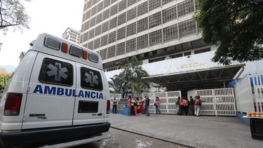 Un grupo de personas espera a la entrada de una clínica, afectada durante el apagón eléctrico en Caracas
