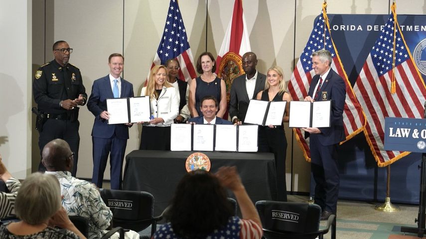 Ron DeSantis firma cinco leyes.