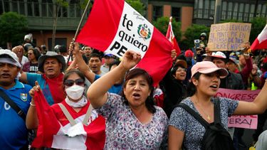 Simpatizantes del presidente Pedro Castillo, detenido tras su destitución, protestan frente al Congreso en Lima, Perú.