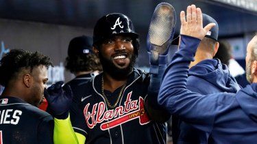 El dominicano Marcell Ozuna (20) de los Bravos de Atlanta tras batear un jonrón ante los Marlins de Miami, el jueves 4 de mayo de 2023, en Miami.