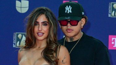 La influencer venezolana Isabella Ladera y la cantante colombiano Béele llegan a la 37ª edición de los Premios Lo Nuestro de Univision en el Kaseya Center en Miami, Florida, el 20 de febrero de 2025.