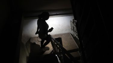 Una persona baja escaleras mientras alumbra con un teléfono este miércoles, en La Habana (Cuba).&nbsp;