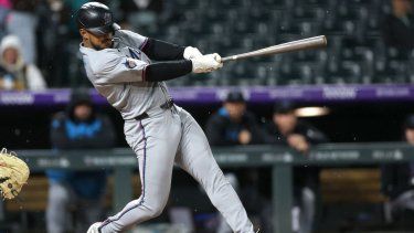 El patrullero Dane Myers, de los Marlins de Miami, batea durante un encuentro ante los Rockies de Colorado, el 16 de septiembre de 2025.