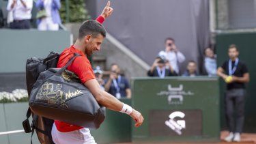 El serbio Novak Djokovic abandona la cancha tras perder la semifinal del Abierto de Ginebra ante el checo Tomas Machac, el viernes 24 de mayo del 2024.