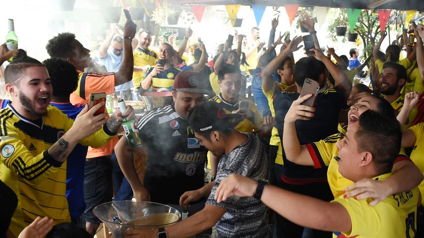Los colombianos en Miami festejaron con música y licor el avance de su equipo a la clasificación en Rusia 2018.