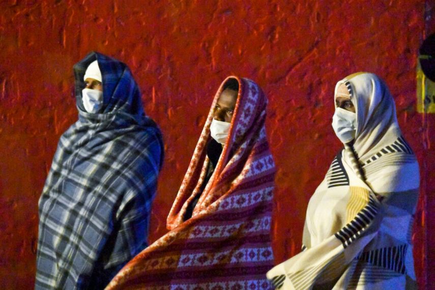 En esta imagen de archivo, tomada el 11 de mayo de 2021, migrantes, con mascarillas para ayudar a frenar el coronavirus, en el remolcador Asso Trenta que las lleva a puerto tras ser rescatadas en el mar, en Lampedusa, Italia.