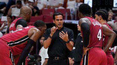 Erik Spoelstra, centro, coach del Heat de Miami, habla con los jugadores del equipo en lo que los árbitros revisan una jugada en la repetición, en el Juego 5 de la primera ronda, en contra de los Hawks de Atlanta, el martes 26 de abril de 2022, en Miami.&nbsp;