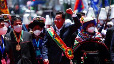 El nuevo presidente de Bolivia, Luis Arce, levanta el puño luego de su toma de posesión en La Paz, Bolivia, el 8 de noviembre de 2020.