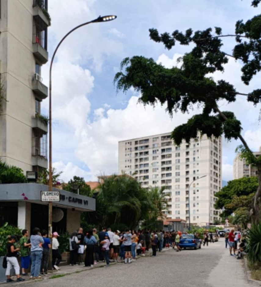 Venezolanos hacen cola para comprar comida,&nbsp;tras la captura de Nicolás Maduro