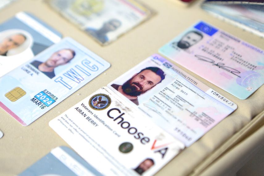 Esta fotografía proporcionada por la oficina de prensa del Palacio de Miraflores el lunes 4 de mayo de 2020 muestra lo que las autoridades del régimen de Nicolás Maduro señalaron son los documentos de identificación de dos estadounidenses detenidos, Airan Berry (derecha) y Luke Denman (izquierda), en Caracas.&nbsp;
