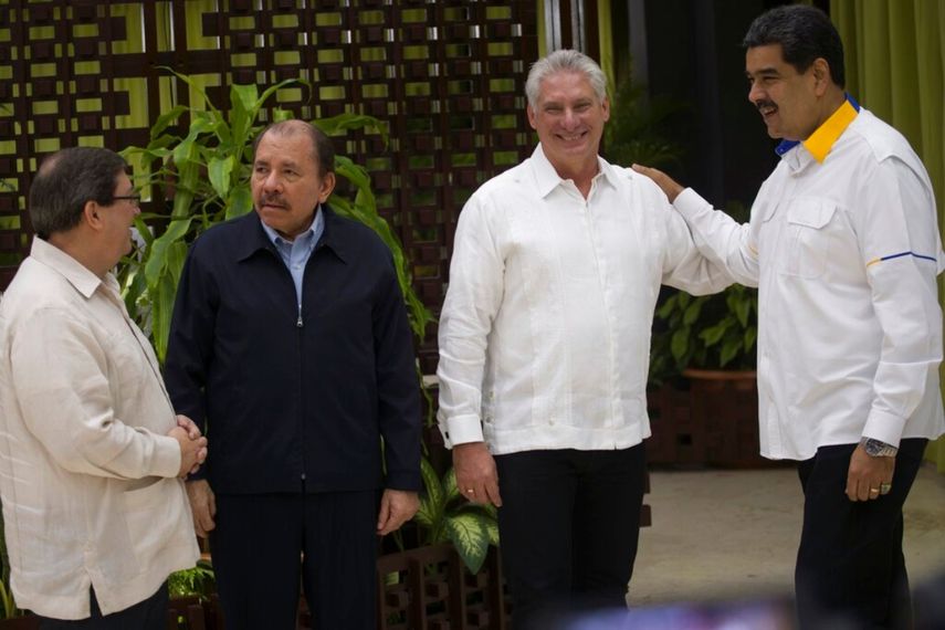 El dictador Daniel Ortega, segundo desde la izquierda, conversa con el canciller del régimen cubano Bruno Rodríguez, a la izquierda, acompañado del gobernante designado Miguel Díaz-Canel, de Cuba, segundo desde la derecha, y el dictador Nicolás Maduro, de Venezuela, en La Habana, el sábado 14 de diciembre de 2019. 