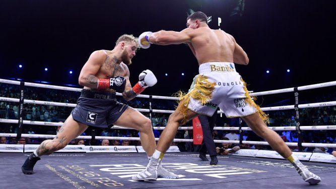 Jake Paul, izquierda, y Tommy Fury, durante la pelea de boxeo en Riad, Arabia Saudita. el lunes 27 de febrero de 2023. Fury conecta de zurda en el rostro de Paul, quien sufrió su primera derrota como boxeador profesional. 