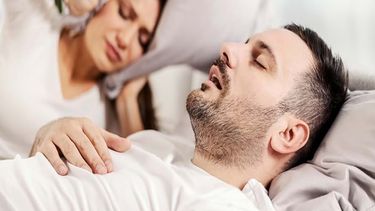 El ronquido de una persona perturba a la otra