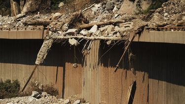 Avalanchas recientes tienen cerrada la carretera Interestatal 70 en el área del Glenwood Canyon, en Colorado. Intensos aguaceros cayeron sobre una vasta área de Colorado calcinada y despojada de vegetación por incendios forestales, causando avalanchas de lodo y piedras por cañones y sobre la importante carretera.&nbsp;