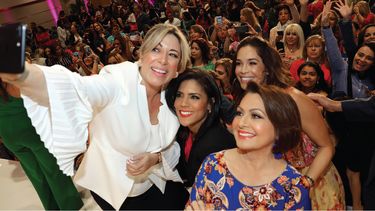Luz María Doria, María Antonieta Collins, Karla Martínez y Francisca Lachapelle se toman una foto con un grupo de admiradoras durante una de las pasadas ediciones de Poderosas Live.&nbsp;